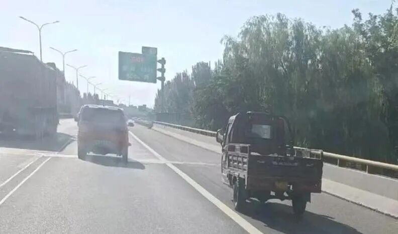 出行提示_大風天氣安全駕車_緊閉車門防風沙