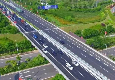 霧天行車(chē)安全常識(shí)_出行提示_低能見(jiàn)度行車(chē)技巧