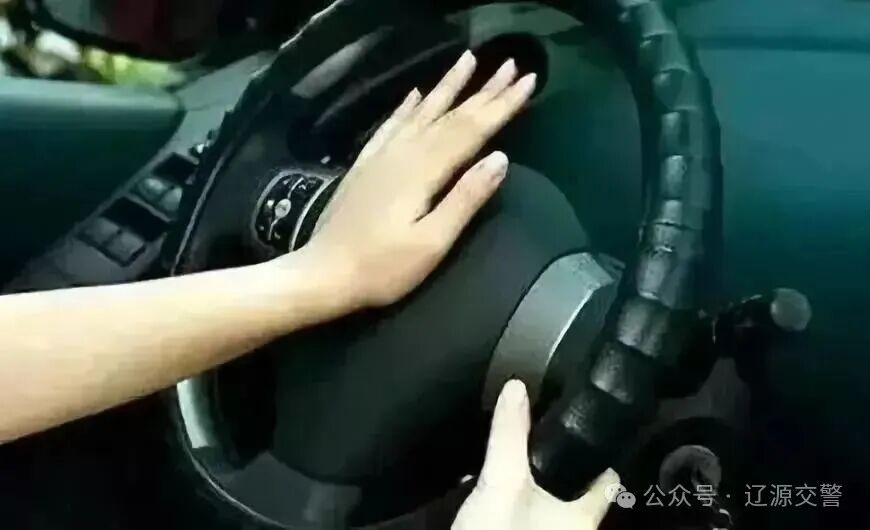 霧天行車安全常識(shí)_低能見度駕駛技巧_出行提示