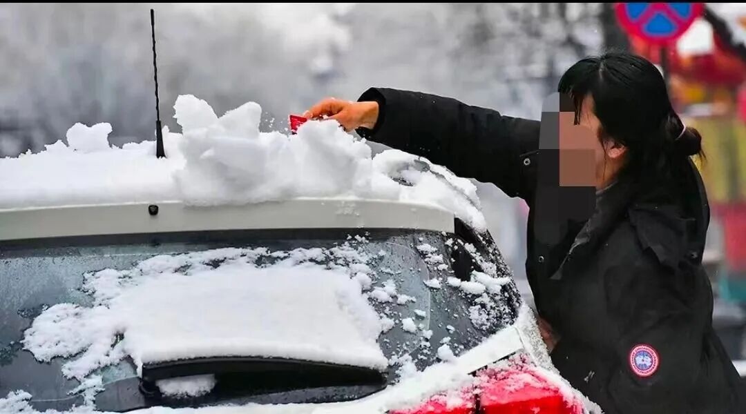 駕車(chē)出行清理車(chē)輛積雪檢查車(chē)燈剎車(chē)輪胎_駕駛過(guò)程中控制車(chē)速保持車(chē)距使用燈光謹(jǐn)慎轉(zhuǎn)彎_出行提示