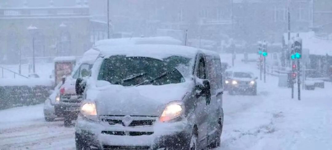 駕車(chē)出行清理車(chē)輛積雪檢查車(chē)燈剎車(chē)輪胎_駕駛過(guò)程中控制車(chē)速保持車(chē)距使用燈光謹(jǐn)慎轉(zhuǎn)彎_出行提示