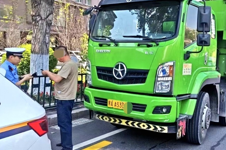 禁行_哈爾濱市公安局交管部門夏季道路交通安全整治_貨運(yùn)車輛超載整治行動(dòng)