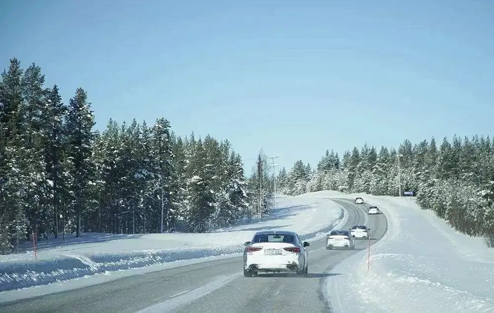 雨雪天安全駕駛技巧_出行提示_冰雪路面行車(chē)注意事項(xiàng)