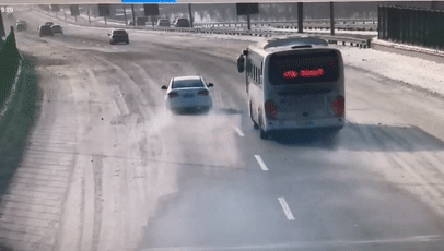 出行提示_冰雪路面行車(chē)注意事項(xiàng)_雨雪天安全駕駛技巧
