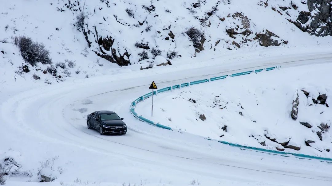 雨雪天安全駕駛技巧_出行提示_冰雪路面行車(chē)注意事項(xiàng)