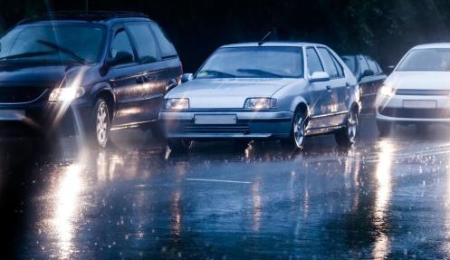 雨雪天氣駕駛技巧_雨雪天行車安全_出行提示