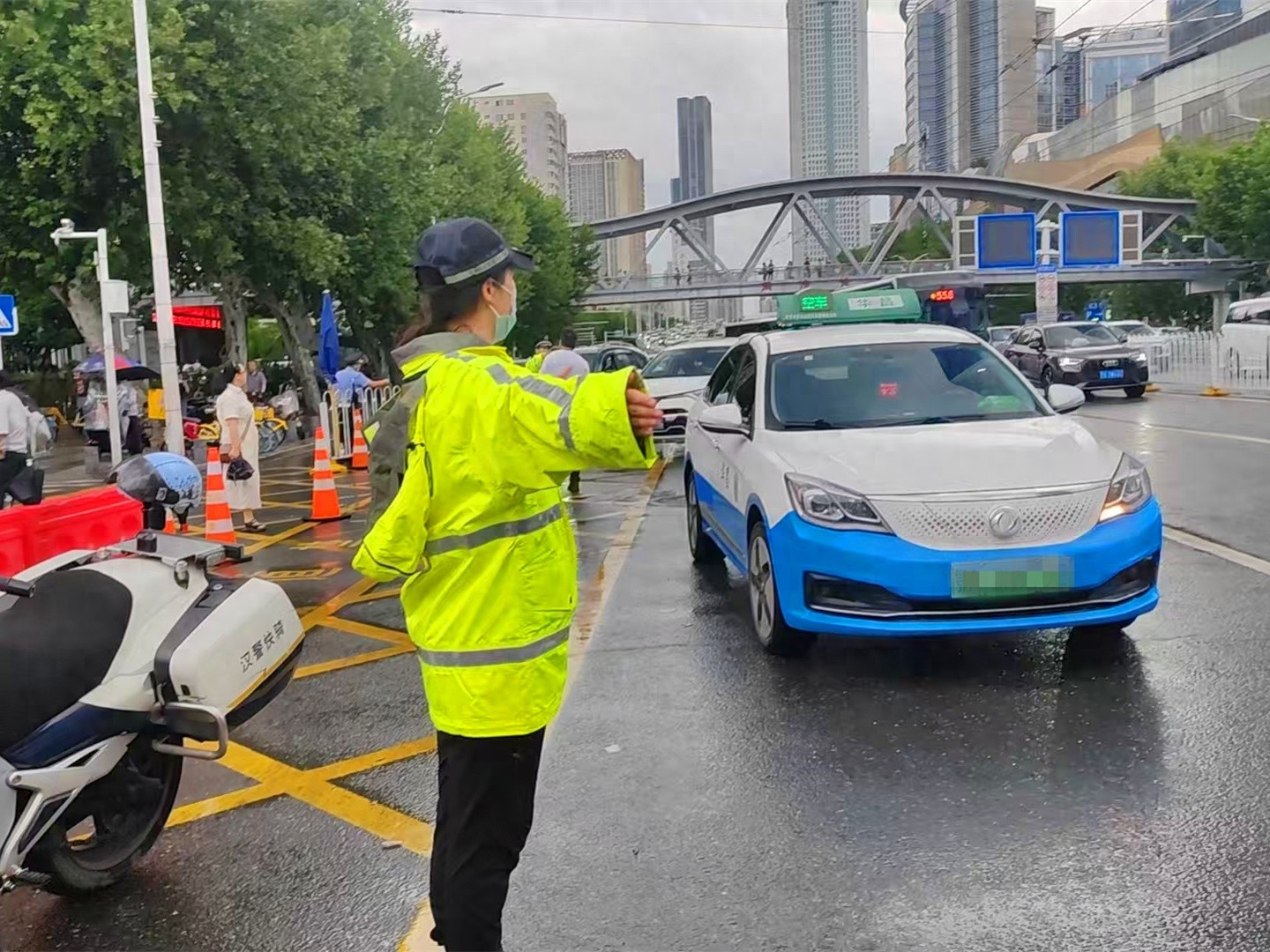 武漢雨天晚高峰交通壓力_武漢交警惡劣天氣應(yīng)急預(yù)案_出行提示