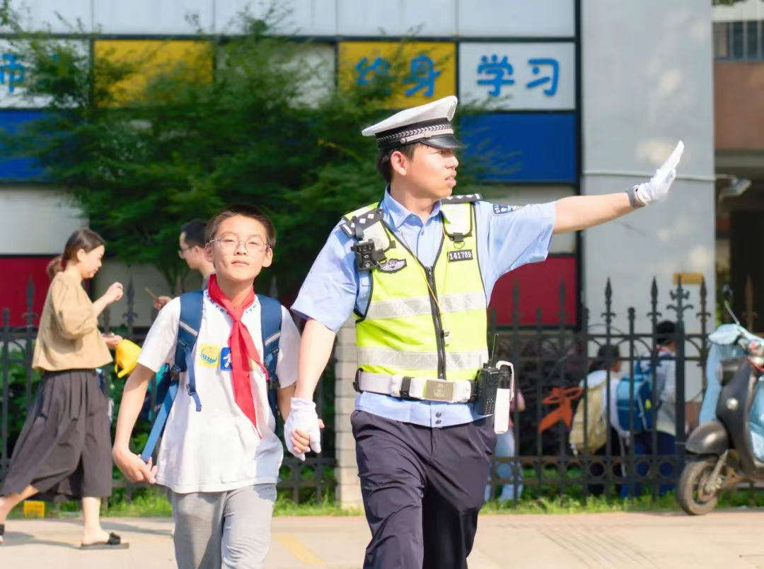 步行騎行乘車安全指南_開(kāi)學(xué)季交通安全提示_出行提示