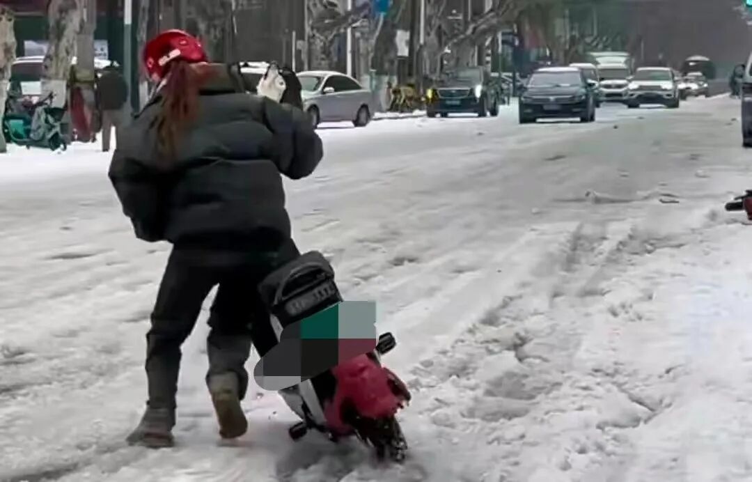 駕駛雪地車輛的安全技巧_駕車出行前的準備_出行提示