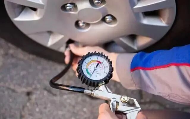 出行提示_冰凍天氣行車(chē)安全提示_謹(jǐn)慎低速行駛冰凍路面